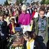 Relikwie św. Jana Pawła II zostały przeniesione w procesji ulicami płockiego Radziwia