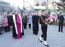 Powyżej: Na zakończenie uroczystości  pod pomnikiem Jana Pawła II  złożono wieńce i kwiaty