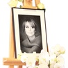  Fotografię Anny Przybylskiej towarzyszącą wyłożonej księdze  kondolencyjnej wybrały jej dzieci
