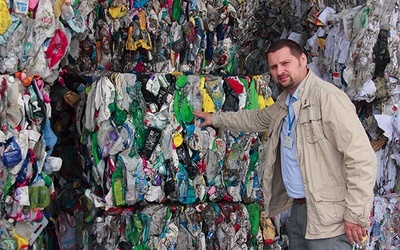  Cyprian Maciejewski, rzecznik Zakładu Utylizacyjnego sp. z o.o. w Gdańsku, przy sprasowanych opakowaniach po chemii gospodarczej z grubego plastiku przeznaczonych do recyklingu