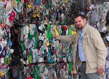  Cyprian Maciejewski, rzecznik Zakładu Utylizacyjnego sp. z o.o. w Gdańsku, przy sprasowanych opakowaniach po chemii gospodarczej z grubego plastiku przeznaczonych do recyklingu