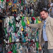  Cyprian Maciejewski, rzecznik Zakładu Utylizacyjnego sp. z o.o. w Gdańsku, przy sprasowanych opakowaniach po chemii gospodarczej z grubego plastiku przeznaczonych do recyklingu