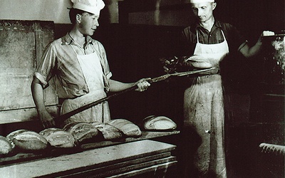  Klerycy pieką chleb w seminaryjnej kuchni
