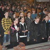 Zdumiewało, że tylu młodych  tak długo się modliło