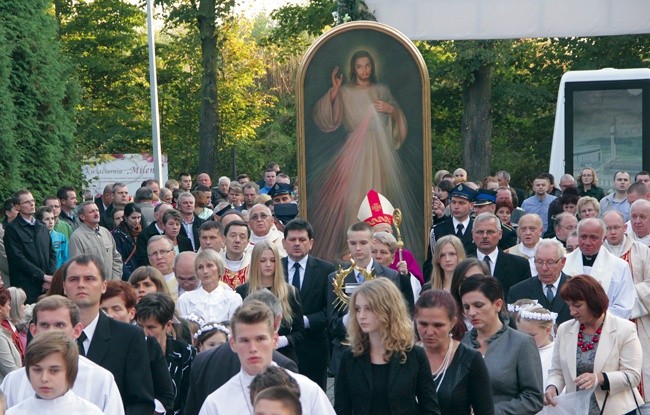 W Niedomicach na kościelny plac wyszli po Jezusa wszyscy wierni