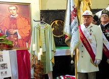 Obok portretu ks. Jerzego Popiełuszki zawieszony został ornat, w którym 30 lat temu sprawował Eucharystię