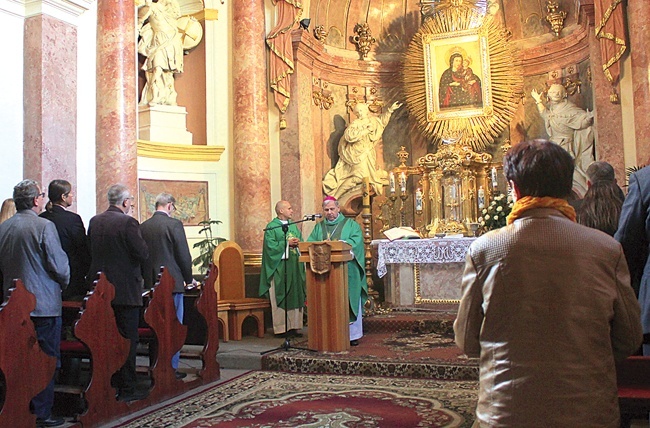 Eucharystia pod przewodnictwem bp. Jana Kopca w kaplicy Matki Bożej Pokornej