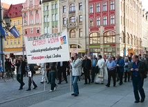 Podczas marszu i modlitwy obok siebie stanęli ludzie modlący się na co dzień w synagodze czy meczecie, w kościele czy cerkwi