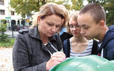  Uczestnicy musieli wykazać się znajomością życiorysu św. Jana Pawła II  i udzielić odpowiedzi na pytania zadawane przez osoby związane z papieżem