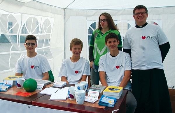 W czasie Apelu Młodych  wraz z ks. Jarosławem Grabką akcję promowali młodzi z radomskiej parafii Bożego Macierzyństwa NMP (od lewej): Jakub Najman, Kacper Olender i Mateusz Murawski  oraz Marta Wolniak z Suchedniowa