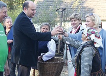  Do rozpoczęcia wykopków prezydenta Radomia Andrzeja Kosztowniaka zaprasza Ilona Jaroszek, dyrektor MWR (z prawej) Z prawej: Pieczony ziemniak parzy w ręce, ale za to jak smakuje!