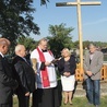 Nowe krzyże poświęcił ks. Dariusz Karasek. Jan Maciaszek drugi z lewej
