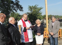 Nowe krzyże poświęcił ks. Dariusz Karasek. Jan Maciaszek drugi z lewej