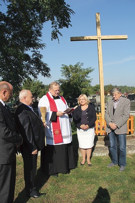 Nowe krzyże poświęcił ks. Dariusz Karasek. Jan Maciaszek drugi z lewej