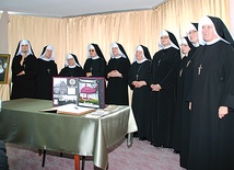  Swoją posługą na polu ewangelizacji, dzieł miłosierdzia i wychowania siostry benedyktynki zapisały piękną kartę w historii parafii