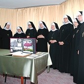  Swoją posługą na polu ewangelizacji, dzieł miłosierdzia i wychowania siostry benedyktynki zapisały piękną kartę w historii parafii