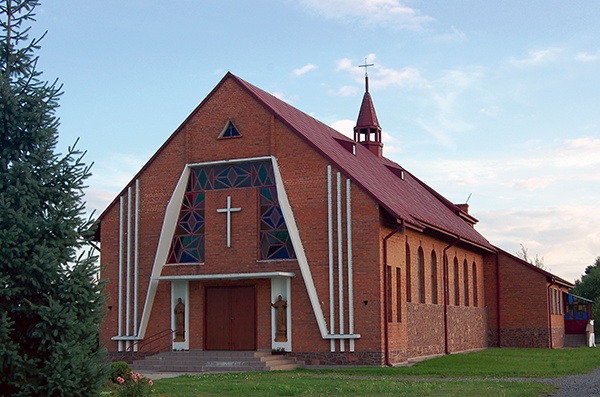  Kościół parafialny w Pomykowie budowano w latach 1987–1994 staraniem ks. Czesława Bieńka