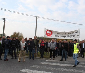 Na znak sprzeciwu sadownicy zablokowali rondo Warszawska w Mszczonowie