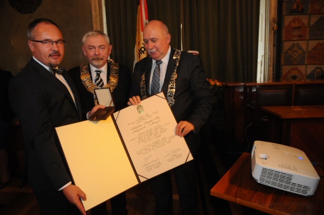 Medale dla rzeźbiarza i pielęgniarek