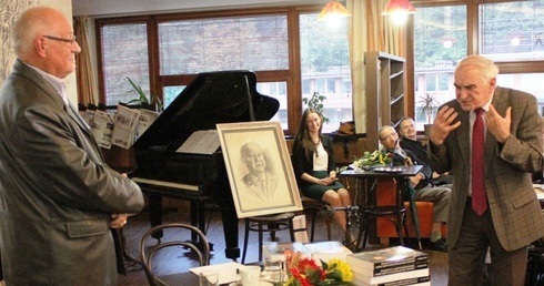 Jerzy Klistała (z lewej) i prof. Daniel Kadłubiec zachwycony jego pasjonarską działalnością ocalającą pamięć o Polakach zamordowanych w latach 1939-1945