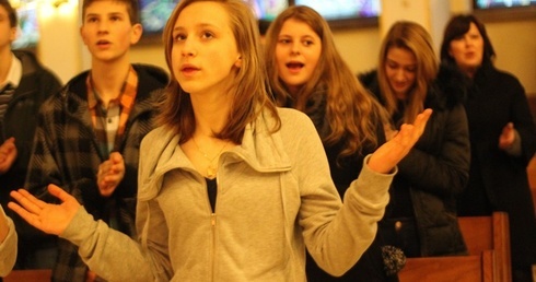 Modlitwa uwielbienia uwalnia, wyprowadza z rutyny i schematów