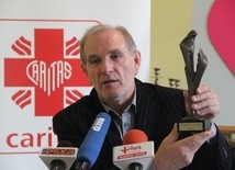 Zbigniew Miazga prezentuje statuetkę, która zostanie wręczona w sobotę laureatowi nagrody "Viventi Caritate" 2014