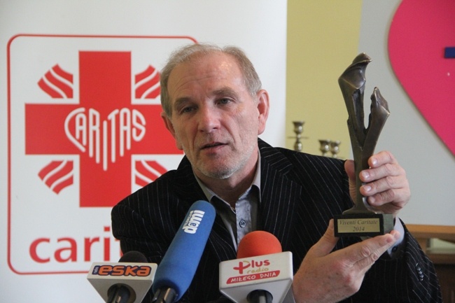 Zbigniew Miazga prezentuje statuetkę, która zostanie wręczona w sobotę laureatowi nagrody "Viventi Caritate" 2014
