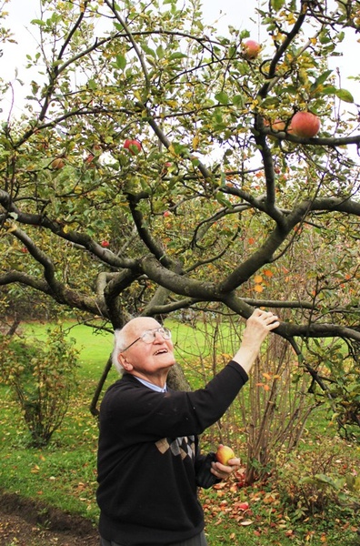 Stuletni ks. Józef Strączek z Porąbki