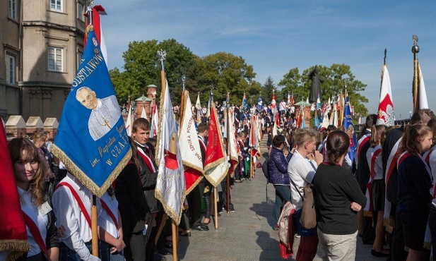 Każdą szkołę reprezentował poczet sztandarowy