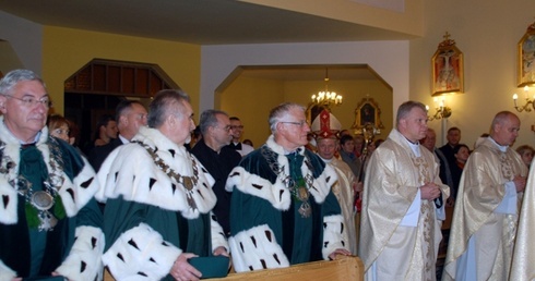 W liturgii wzięli udział przedstawiciele najwyższych władz radomskich uczelni