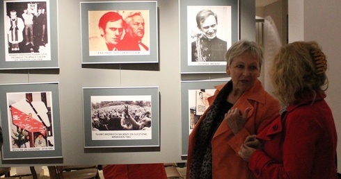 Wystawę o życiu bł. ks. Jerzego Popiełuszki można oglądać w sali Świetej Rodziny przy kościele NSPJ w Kętach