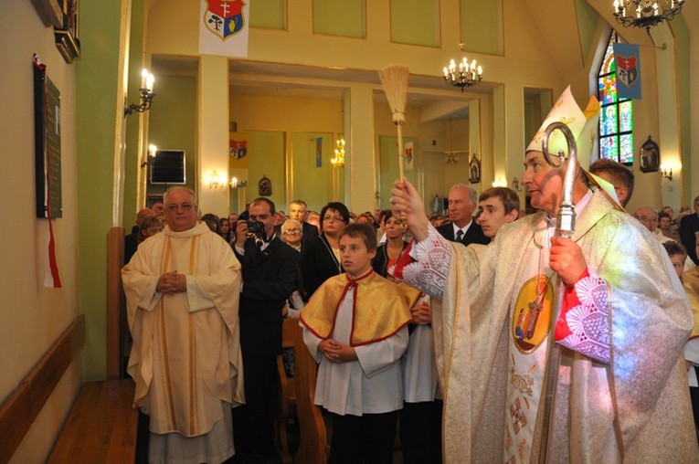 Bp Andrzej Jeż błogosławi epitafia