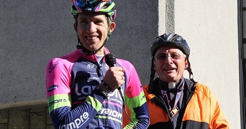 Przemysław Niemiec (z lewej) i ks. Janusz Gacek na starcie różańcowej pętli