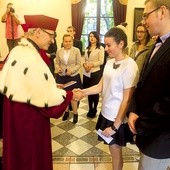 Przedstawiciele studentów I roku otrzymali indeksy z rąk ks. prof. W. Wołyńca, rektora PWT