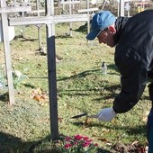 Bezdomni uporządkują zaniedbane groby na Cmentarzu Północnym