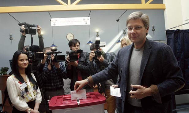 Lider prorosyjskiej partii Zgoda Nił Uszakow (na zdjęciu podczas głosowania w wyborach parlamentarnych) cieszy się sporym zaufaniem i sympatią nie tylko wśród rosyjskojęzycznych mieszkańców Łotwy 