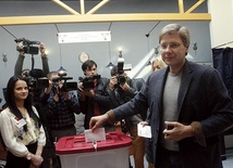 Lider prorosyjskiej partii Zgoda Nił Uszakow (na zdjęciu podczas głosowania w wyborach parlamentarnych) cieszy się sporym zaufaniem i sympatią nie tylko wśród rosyjskojęzycznych mieszkańców Łotwy 