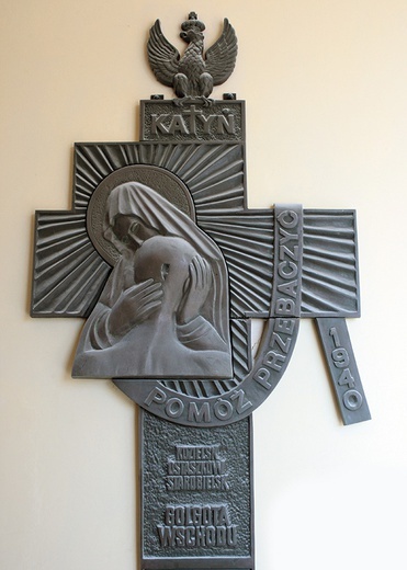 W sanktuarium znajduje się tablica upamiętniająca zamordowanych w Katyniu 