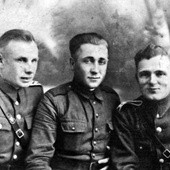 "Lalek" na zdjęciu w środku, otrzymał pośmiertnie Krzyż Komandorski z Gwiazdą Orderu Odrodzenia Polski. 