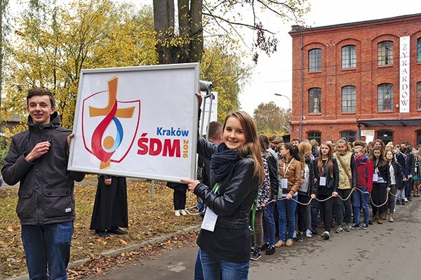 Powyżej: Idąc na Mszę św. pod przewodnictwem bp. Andrzeja F. Dziuby, młodzi zrobili „Raban dla Jezusa”, publicznie wyznając wiarę na ulicach Żyrardowa