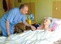  Marek Karolczak, jeden ze współzałożycieli hospicjum, jest przy umierających już od 20 lat