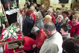  Po Mszy św. ustawiła się kolejka, żeby oddać cześć błogosławionemu