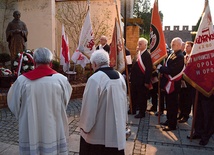  Uroczystości przy pomniku na placu katedralnym