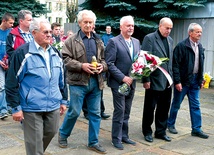  Wśród delegacji, które uczciły straconych 72 lata temu, byli członkowie Stowarzyszenia Osób Represjonowanych i Internowanych w Stanie Wojennym 