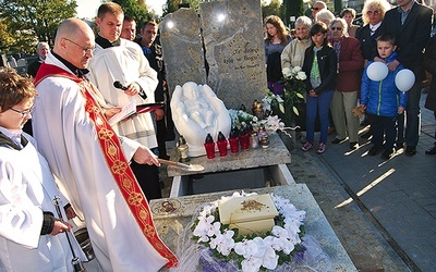 Pierwszemu w Płońsku pochówkowi dzieci utraconych przewodniczył ks. Jarosław Kamiński, diecezjalny duszpasterz rodzin