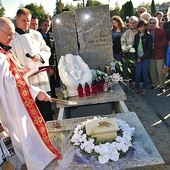 Pierwszemu w Płońsku pochówkowi dzieci utraconych przewodniczył ks. Jarosław Kamiński, diecezjalny duszpasterz rodzin