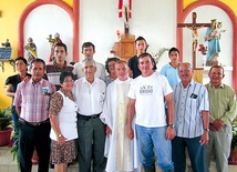  Misjonarz z przyjaciółmi z ekwadorskiej misji