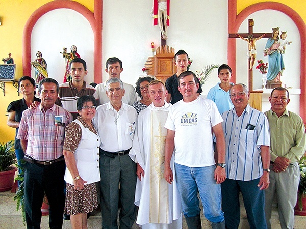  Misjonarz z przyjaciółmi z ekwadorskiej misji
