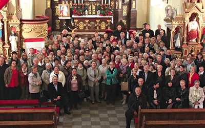 Powyżej: Dzień skupienia zakończył się zawierzeniem MB Królowej Pokoju diecezjalnej i parafialnych Caritas  oraz wszystkich potrzebujących