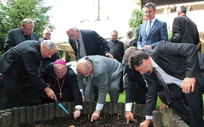  Sadzenie żonkili  – symboli akcji dla hospicjum